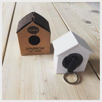 Obesek in hišica za ključe vrabec - enojen - belo, črna 